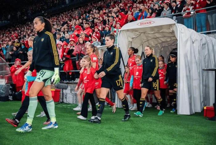 曼联女足欧冠客战布兰因球靴遗失临时购鞋0-1告负